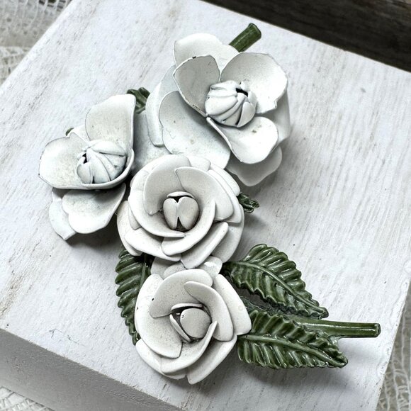 Vintage White & Green Metal Flower Brooch 2.50" - Picture 2 of 7